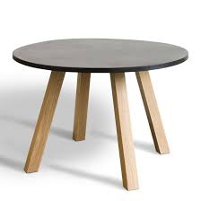 a mesa redonda jacob robusta as suas pernas reversiveis dao lhe um estilo mais ou menos contemporaneo consoante a sua montagem table dining table oak table
