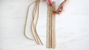 Lilitkan anyaman rami tegak di sekitar tepi luar tatakan rotan bulat dan ukur berapa banyak anyaman rami yang meowers perlukan untuk menutupi 3/4 bagian dari diameter tatakan rotan bulat. Tas Rotan Bulat Kekinian Begini Cara Membuatnya My Paw Craft