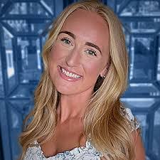 Samantha Estes's Instagram, Twitter & Facebook