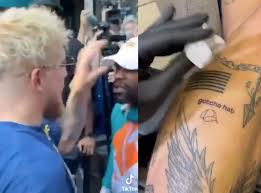 Watch 23 music video ruclip.com/video/53vz5pqh0rg/видео.html he cried subscribe ▻ bit.ly/sub2jakepaul. Jake Paul Mocks Floyd Mayweather With A Tattoo Of His Hat After Stealing It During Brawl Indy100