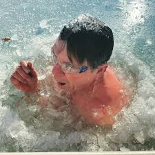 Ice, ice, baby!! ❄ Yes, it's ICE BATH time! I've been very inspired,  following @iceman_hof, and I did survive a few ice baths 5 years ago when I  did @dancingabc... so I
