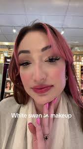 Laura Riedl's Instagram, Twitter & Facebook