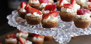 Ο ιούλιος ή ιούλης ή θερνόν (ποντιακά, συναντάται και ως χορτοθέρτς), είναι ο έβδομος μήνας του έτους κατά το ιουλιανό και το γρηγοριανό ημερολόγιο και έχει. Eortologio Poioi Giortazoyn Shmera Deytera 6 Ioylioy E8nos