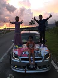 Rider grabfood & orang awam jadi hero, kerana selamatkan nyawa penumpang kereta terlibat dalam kemalangan posted by: Gabungan Kereta Sabah Club Posts Facebook