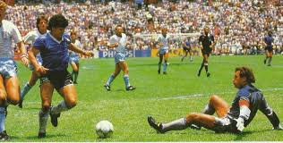En junio de 1986, en el mundial de méxico, el mediocampista argentino diego armando maradona, tras eludir a cinco rivales y al arquero, firmó un tanto propio de un genio del fútbol. 0wqry Gvlys3tm
