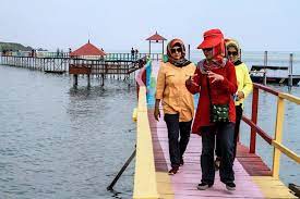 Pantai kutang di lamongan ini mulai terkenal sebab nama pantainya. Berkat Namanya Yang Unik Pantai Ini Justru Populer Di Lamongan Mongabay Co Id