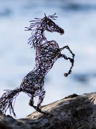 Semuanya bisa dimanfaatkan untuk dibentuk menjadi aneka barang yang unik dan keren, semisal … cara membuat cincin dan liontin dari kawat, diy aksesoris dari kawat, bikin sendiri gelang dan anting, kerajinan kancing pakaian dari kawat, dan lainnya. Meski Rumit 10 Patung Kawat Ini Bikin Kamu Kepo Cara Bikinnya Lifestyle Fimela Com