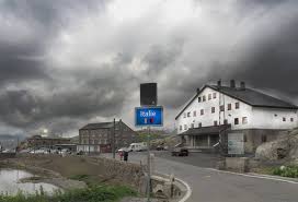 Deze afstand kost je in dit berglandschap het grootste deel. Naar Italie Alternatieve Autoroutes Via Oostenrijk Via Zwitserland Brennerpas Gotthardtunnel Sint Bernardtunnel Winterbanden