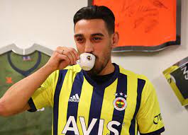 Son yılların en büyük transfer savaşlarından birisinin başrolündeki i̇rfan can kahveci'nin hangi takımın formasını giyeceği belirsizliğini koruyor. Irfan Can Kahveci Nin Fenerbahce De Kazanacagi Para Belli Oldu