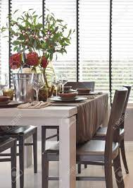 598 x 595 · jpeg. Moderno Juego De Comedor Clasico En La Mesa De Madera Con Iluminacion Natural Fotos Retratos Imagenes Y Fotografia De Archivo Libres De Derecho Image 59062734