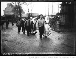 Plougastel Daoulas File De Couples En Costumes Traditionnel Lors D Un Defile De Mariage 11 Janvier 1910 Costume Traditionnel Bretagne Costume