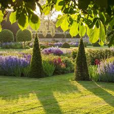 Embracing The Romance Of Profusion One Of Our Top 100 Architects And Designers Garden Designer Angela Collins Streng Ideal Gardens Garden Design Dream Garden