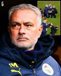 Follia Mou dopo il derby di Istanbul: prende per il naso Buruk, che sviene.  Ed è maxi-rissa! 🤯🇹🇷 Era una partita da bollino rosso già prima che  iniziasse e alla fine si