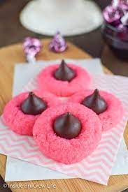 These easy strawberry cookies are topped with a truffle kiss hershey kiss and sparkles. Strawberry Truffle Kiss Cookies These Easy Strawberry Cookies Start With A Cake Mix And Are Topped With A Ch Bake Sale Cookies Valentines Snacks Kiss Cookies