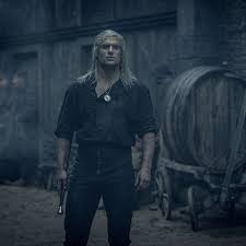 The witcher star henry cavill has thrown the show's filming into chaos after hurting his leg on an assault course — involving swinging axes. The Witcher Henry Cavill Verrat Witziges Detail Zu Badewannen Szene Serien