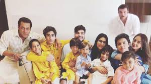 Salman khan family members and photos. Inside Video Salman Khan S Eid Party 2018 With Family At House Galaxy Apartments In Bandra Youtube