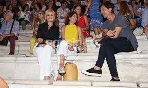 Στον ρόλο της λούση, η κωνσταντίνα μιχαήλ. Kwnstantina Mixahl Spania Emfanish Me Thn Adelfh Ths Gossip Tv Gr