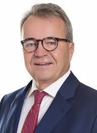 Experts in negotiation of collective agreements, in executive search and  coaching, and in employee engagement