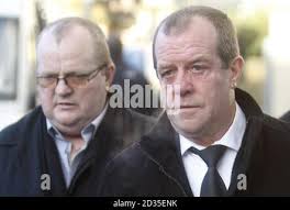 Michael Hamilton, padre di Vicky Hamilton (secondo da destra), ha un  giornale che riporta la scoperta del corpo di sua figlia, mentre cammina  con i membri della famiglia fuori Linlithgow Sheriff Court