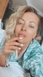 Delia is a slender woman with fair skin and brown eyes. Delia Matache S Feet Wikifeet