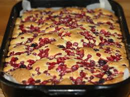 Aceasta reteta de tarta cu fructe si crema de vanilie este perfecta de pregatit in avans: Prajitura Simpla Cu Fructe