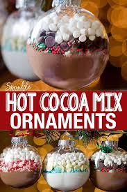 Diy Hot Cocoa Mix Ornaments Sind Eine Einfache Diy Geschenkidee Fur Die Feiertage Mach Das Basteln Zu Weihnachten Inexpensive Diy Christmas Gifts Diy Christmas Gifts Cheap Cheap Christmas Diy