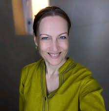 Who can guess who she is ☺️