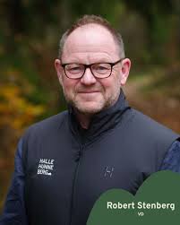 ROBERT STENBERG👏 Som verkställande direktör har Robert en varierad roll.  Han arbetar med strategiskt viktiga frågor och samarbetar med olika  aktörer, styrelsen, ägarna och avtalspartners. Utöver detta är han också  operativt involverad