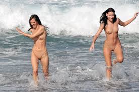 Cute girls at the beach Porn Pic - EPORNER