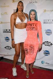 Elizabeth cambage, melbourne, victoria, australia. Wnba Star Liz Cambage Meets Iggy Azalea At All Star Game Daily Mail Online