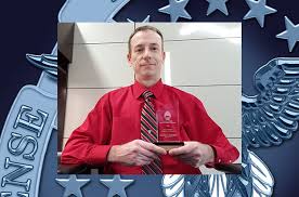 DLA Aviation employee wins DLA Employee of the Quarter Award > Defense  Logistics Agency > News Article View