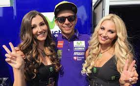 Un equipo de 'jugones' acompaña a maverick viñales y pol espargaró en el circuit de andorra. Las Novias De Los Pilotos De Motogp