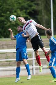 Fußball : Fußball : Weiter Spitze dank Eigentor