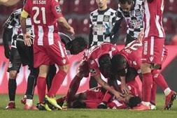 Beretta resultou em pancada na cabeça, com o atleta a perder os sentidos imediatamente antes de cair inanimado. Jogador Do Aves Cai Inanimado No Relvado Apos Chocar Com Adversario Desporto Correio Da Manha