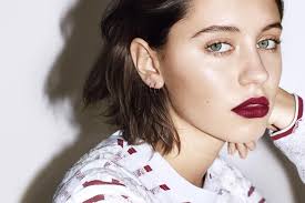 Jude Law and Sadie Frost's 16-year-old daughter Iris Law stars in new  Burberry beauty campaign