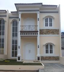 Bentuknya square dengan ukuran standar dipilih dengan alasan rumah hanya berlantai satu dan beban yang ditopang tidak begitu besar.agar semakin cantik, anda bisa menyamakan finsihing eksterior tiang teras rumah ini agar memberikan tampil cozy dan tentunya kerena abis bund. Warna Tiang Teras