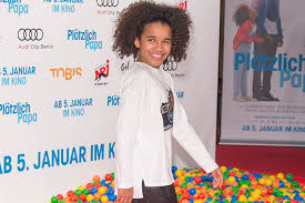 Demain tout commence, la nouvelle comédie d'hugo gélin avec omar sy et l'étonnante gloria colston se dévoile à travers quatre par la rédaction — 1 déc. Kinderparadies Am Roten Teppich Bei Der Premiere Plotzlich Papa Mit