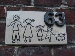 Plaque De Porte Exterieur En Ceramique Emaillee Personnalisable Creation Artisanale Unique Kids Pottery Ceramics Ceramic House Numbers