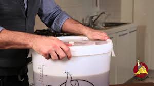 La birra fatta in casa, è da parecchio tempo che volevo cimentarmi in questa nuova impresa, ma non avendo le condizioni ideali per iniziare ho sempre rimandato. Come Fare La Birra In Casa Con Il Kit Fermentazione Youtube