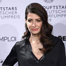 She is an actress, known for haihurrikaani 5 (2017), rocca verändert die welt (2019) and labaule & erben (2018). Ard Sprecherin Linda Zervakis Enthullt Erstmals Details Aus Kindheit Stars