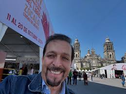 Llegué un poco despeinado, porque me fui en bici, a la  #Feriadellibrodelzócalo2024, dónde encontré muchos y muy buenos libros,  también a un montón de amigas y amigos. ¡Asómense, está increíble!  @penguinlibrosmx #laesclavadejuanainés #