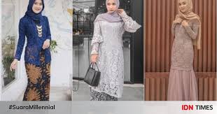 Silver mermaid dress kombinasi brokat bagian atas dan kain tule di bagian bawah, tambahan hijab pasmina warna cream mempermanis dress ini. 8 Inspirasi Dress Kebaya Brokat Dengan Hijab Buat Kondangan