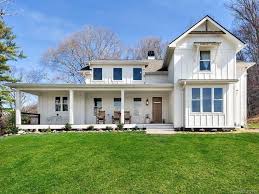 Just A Little Bit Country 9 Modern Farmhouses To Swoon Over Farmhouse Exterior Farmhouse Style House Exterior Design