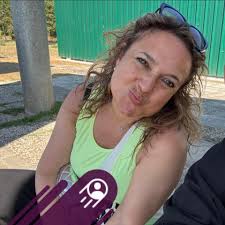 GEORGINA RODRIGUEZ SUL RED CARPET A VENEZIA: sotto l'abito rosso a sorpresa  spuntano degli ankle boots di vernice! E ci fanno quasi rimpiangere le  ciabattine infradito di Jennifer Lawrence, che ne pensate?