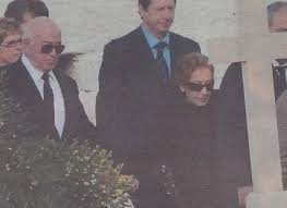 Η απώλειά της, μόλις στα 49 της χρόνια μετά από σύντομη ασθένεια, έγινε γνωστή από τον έτερο συνιδρυτή του. Dakryse Olh H Xios Gia Ton 8anato Ths Marias Tsakoy