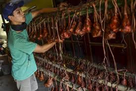 Pempek terbuat dari tepung sagu, telur, dan minyak. Ketupat Lontong Nasi Mana Yang Lebih Sehat Dikonsumsi Saat Lebaran Nasional Katadata Co Id