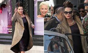 Thompson plays baroness von hellman, the chic, mean overlord of london's 1970s fashion scene, who mentors emma stone's young de vil with life advice such as, you can't care about anyone else, everyone else is an obstacle, while wearing a selection of towering wigs. Emma Thompson Rolls Back The Years As She Shoots New Disney Movie Cruella In London Daily Mail Online