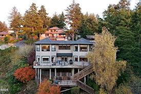 420 Surf View Dr, Lincoln City, OR 97367