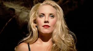 J'ai remarqué qu'Harmony ne reçoit AUCUN amour ou appréciation !! Elle est  drôle, belle et l'un de mes vampires préférés 🥰 Est-ce que quelqu'un  d'autre aime Harmony ? : r/buffy