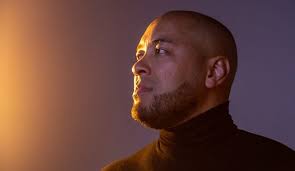 Com proposta mais intimista, Ton Carfi lança o EP "Tríade"